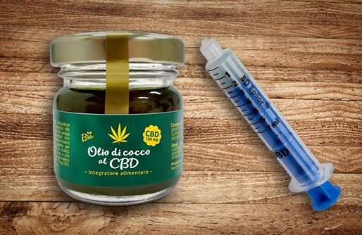 Come dosare facilmente l'olio di cocco e CBD con la siringa