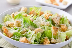 Caesar salad con olio e semi di canapa